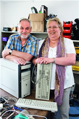 Angelika und Horst Matzen in ihrer kleinen Rechner-Werkstatt.