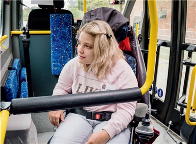 Saskia Busjahn sitzt in ihrem Rollstuhl in einem Linienbus.