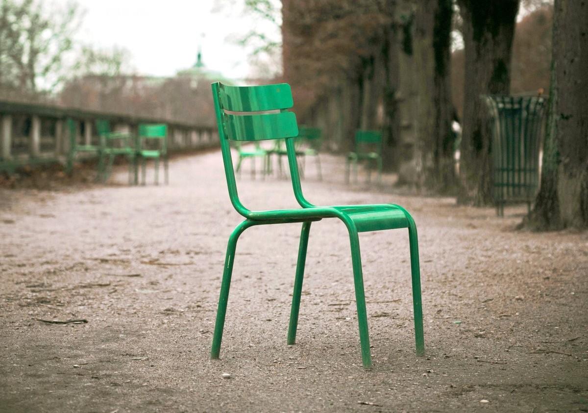 Ein Stuhl steht alleine auf großem Platz