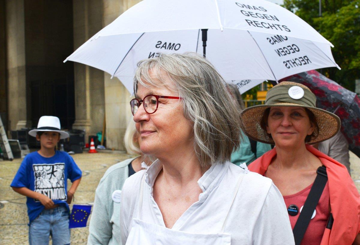Ältere Frau auf einer Demo gegen Rechts