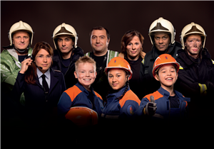Kampagnenplakat des Deutschen Feuerwehrverbandes. Neben einem Gruppenfoto mit Feuerwehrleuten steht geschrieben: 112 Feuerwehr – Willkommen bei uns. Vielfalt leben. Vielfalt schützen.