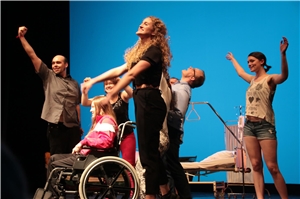 Auf dem Bild tanzen mehrere Leute, einer davon im Rollstuhl.