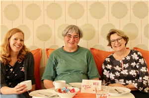 SkF-Geschäftsführerin Astrid Peters, Erna Wartig und die SkF-Vorsitzende Ursula Pantenburg (v. l.) genießen gemeinsam einen Kaffee im „Franz“.