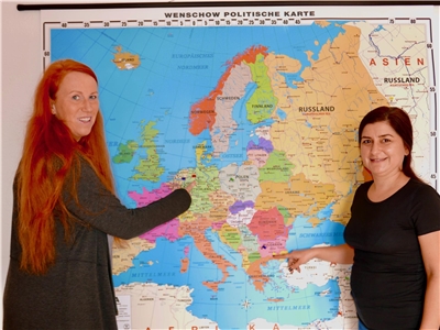 „Man muss die Menschen bei ihren ersten Schritten in Deutschland unterstützen.“ Quartiersmanagerin Susanne Gernecke (l.) und Übersetzerin Nadezhda Harizanova helfen bulgarischen Familien in Augustdorf