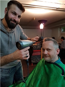 Mohammad Abdumelek frisiert in der Paderborner Tagesstätte des SKM Bedürftigen kostenlos die Haare. Foto: SKM