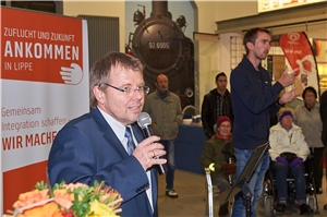Matthias Neuper stellte einige Aufgaben der Bahnhofsmission vor. Ein Gebärdensprachdolmetscher übersetzte für hörbehinderte Menschen. 