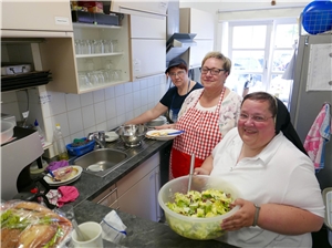 Schwester Annette Stuff bereitet an diesem Tag gemeinsam mit ihren ehrenamtlichen Mitarbeiterinnen Susanne Oldemeyer und Hannelore Bernhardt (v. r.) Spaghetti Bolognese, Salat und zum Nachtisch Rote Grütze vor. 