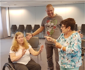 Larissa Ludwig und Konny Lange (v. l.) lernen von Präventions-Profi Oliver Milhoff, wie Menschen mit Behinderung sich in Konfliktsituationen wehren können.