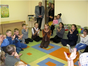 Besuch aus Paderborn: Ulrich Gelhard von der Caritas-Konferenz St. Liborius bei einer Kindergruppe im Sozialzentrum Mamonowo. 