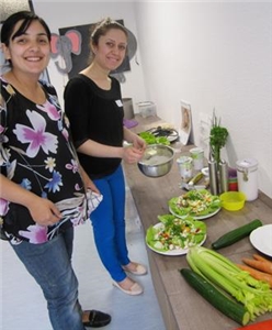 Zwei Mütter beim Salat machen
