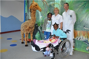 Graca (sitzend) und Imaculada aus Angola wurden im katholischen St.-Ansgar-Krankenhaus in Höxter unentgeltlich behandelt.