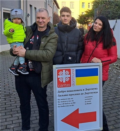 Kommen regelmäßig in die Anlaufstelle der Caritas Dortmund für ukrainische Flüchtlinge: Yehor (Mitte) mit seinen Eltern und der kleinen Schwester. 