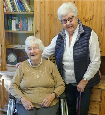 Hildegard Külpmann und Ingeborg Siemes waren zusammen im Kindergarten und nun, 85 Jahre später, zusammen im Pflegeheim. 