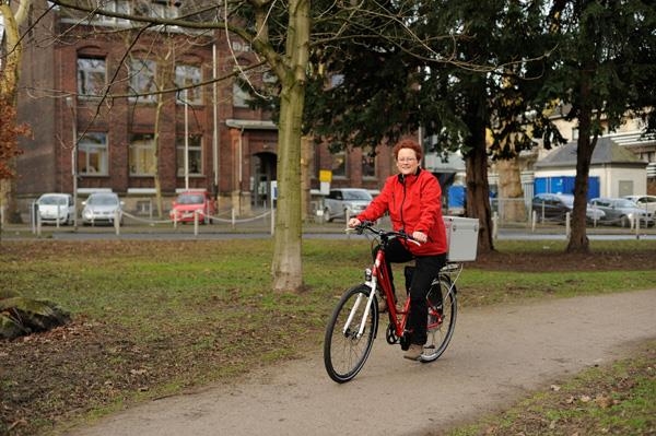 Mitarbeiterin der Sozialstation unterwegs mit dem Elektro-Fahrrad