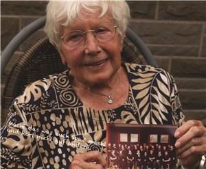 Auf dem September-Kalenderblatt zeigt die 92-jährige Josefa Droste das Gründungsfoto „ihres“ Turnvereins. 