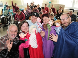 Gruppenbild: Puppenspieler von der Caritas-Behindertenhilfe Brilon