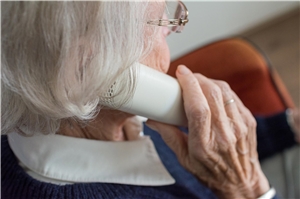 Ein neuer Telefonfilter bietet Senioren Schutz vor Telefonbetrügern. 