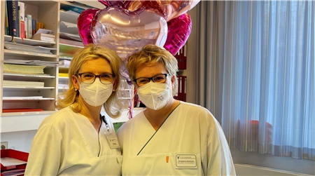 Bedankte sich für die herzliche und intensive Einarbeitung: Christiane Hartmann (rechts) und Tanja Hils (links), Gesundheits-und Krankenpflegerinnen in der Frauenklinik St. Louise. 