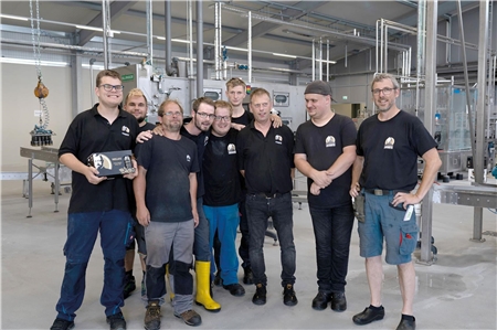 Die Brauerei-Truppe rund um Gesellschafter Guido Hentze (r.) posiert mit der neuen Dosenproduktion. 