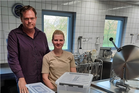 Peter Wördemann und Küchenleiterin Sarah Bressin führten neue transparente Behälter für Lebensmittelabfälle ein. 