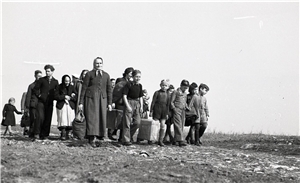 Das Foto stammt aus dem Jahr 1948 und zeigt die Ankunft von Vertriebenen im Flüchtlingslager Warburg. 