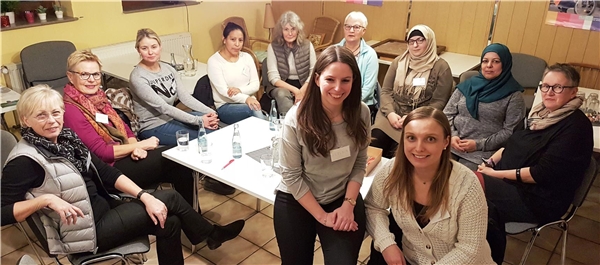 In Büren treffen sich alle 14 Tage Frauen aus verschiedenen Ländern und Kulturen. Organisiert wird das Treffen von (vorn von links) Verena Koppe von der Kirchengemeinde, Insa Wegener von der Caritas und Eva Bambeck von der Stadt (nicht im Bild).