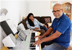 Antony Jeyjakumar, hier mit seiner Frau Hendravathani, kam vor über 30 Jahren als Jugendlicher nach Herne. Heute ist arbeitet er als Krankenpfleger und spielt in seiner Freizeit leidenschaftlich gerne Keyboard.  