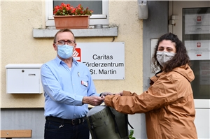 Schlafsäcke für Obdachlose: Klaus Wagner nimmt im Caritas-Förderzentrum St. Martin in Ludwigshafen die Spende der Kindertagesstätten entgegen, die Parthea Maxidou-Gottschalk vorbeibrachte. 