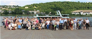 Teilnehmer des Scülerprojektes IDEE und Jubiläums-Gäste stehen auf dem Deck des Ausflugsschiffes.