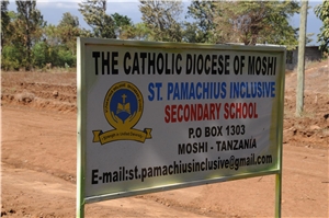 Das Schild weist auf die inklusive St. Pamachius Schule hin.