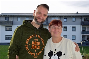 Susanne und Marcus Stock auf dem Balkon ihrer Wohnung in Wittlich.