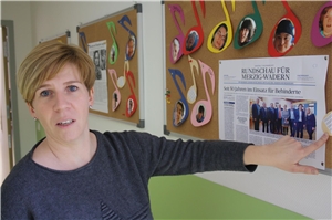 Jessica Schwindling, die Leiterin der Tagesförderstätte Merchingen, zeigt auf die Zeitungsberichte zum 50-jährigen Bestehen im November 2017.