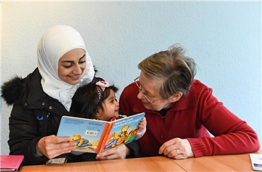 Ältere Frau mit Muslima und Kind.