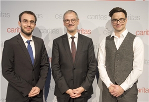 die Preisträger Ingo Proft (links) und Matthias Merz (rechts) mit Caritaspräsident Neher.