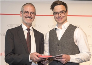 Matthias Merz nimmt aus den Händen von Caritaspräsident Peter Neher den Gertrud-Luckner-Preis 2018 entgegen.
