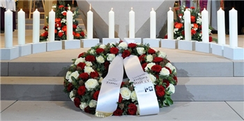 14 Kerzen für die Opfer der Brandkatastrophe in Neustadt