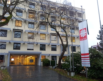 Trauerbeflaggung vor der Caritas-Zentrale in Freiburg