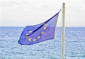 EU-Fahne am Meer