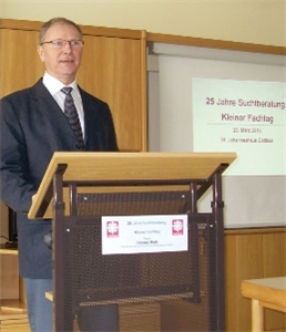 Bernd Lattig bei seinem Vortrag während der Festveranstaltung