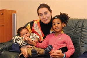 Eine Mutter aus Osteuropa mit ihren zwei Kindern