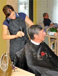 Die Friseurinnen kommen direkt ins Haus, um den Bewohnern die Haare zu schneiden.