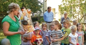 Überbrachten Glückwünsche zum Jubiläum: Die Leiterin und Kinder des katholischen Kinderhauses „St. Elisabeth“.