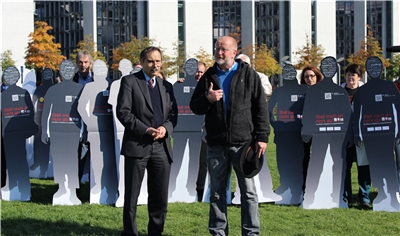 Pressefoto: Dr. Cremer und Dr. Marcus beim Abschluss der Aktion 'Stell mich an, nicht ab!' vor dem Reichstag