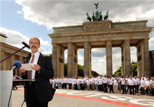 Caritas-Präsident Neher redet vor dem Brandenburger Tor während der Armutsaktion der Caritas
