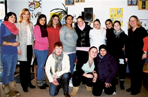 Sozialbürgermeisterin Isabel Fezer mit Schülerinnen
