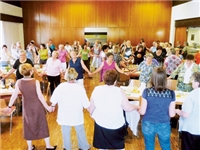 Kreuzbund-Frauen singen Hand in Hand