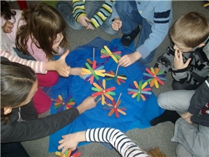 Eine Gruppe von Kindern spielt mit bunten Kreiseln