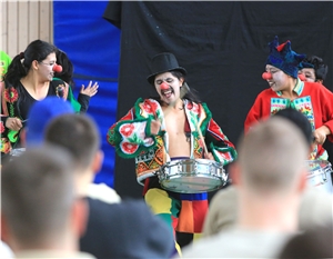 Die Theatergruppe Teatro Trono aus Bolivien begeistert mit Tanz, Pantomime und Akrobatik