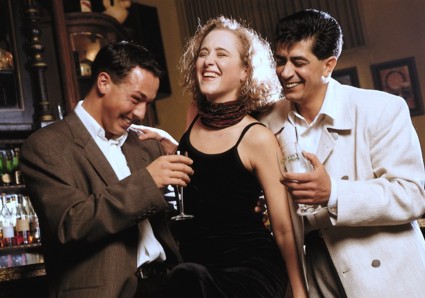 Das Bild zeigt drei Menschen in einer Bar, sie scheinen glücklich zu sein.