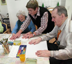 Es sind zwei Senioren, und Frau Schönherr, auf dem Bild zusehen. Diese beginnen gerade zu malen.